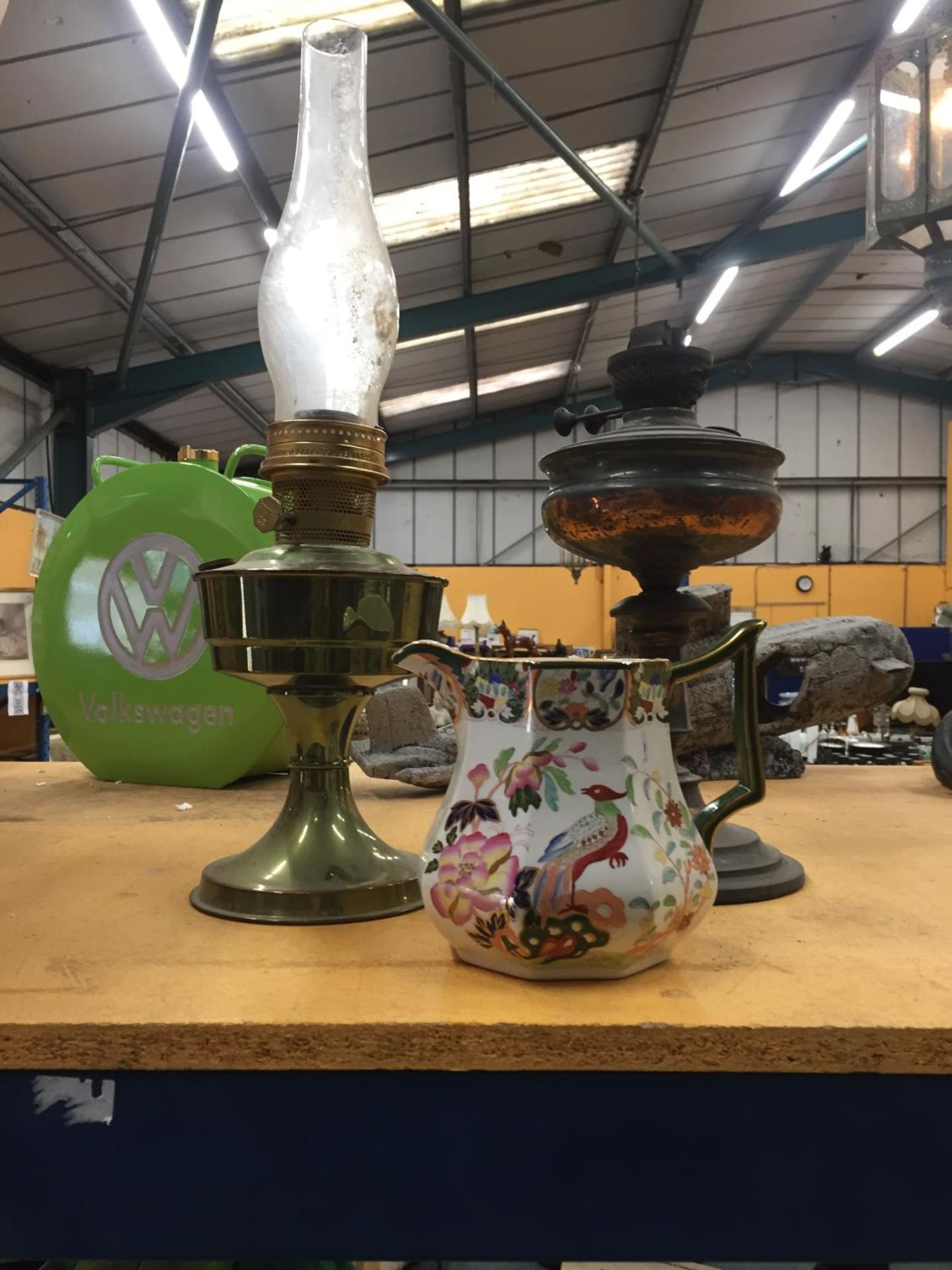 TWO VINTAGE OIL LAMPS PLUS A MASONS IRINSTONE JUG IN AN ORIENTAL PATTERN