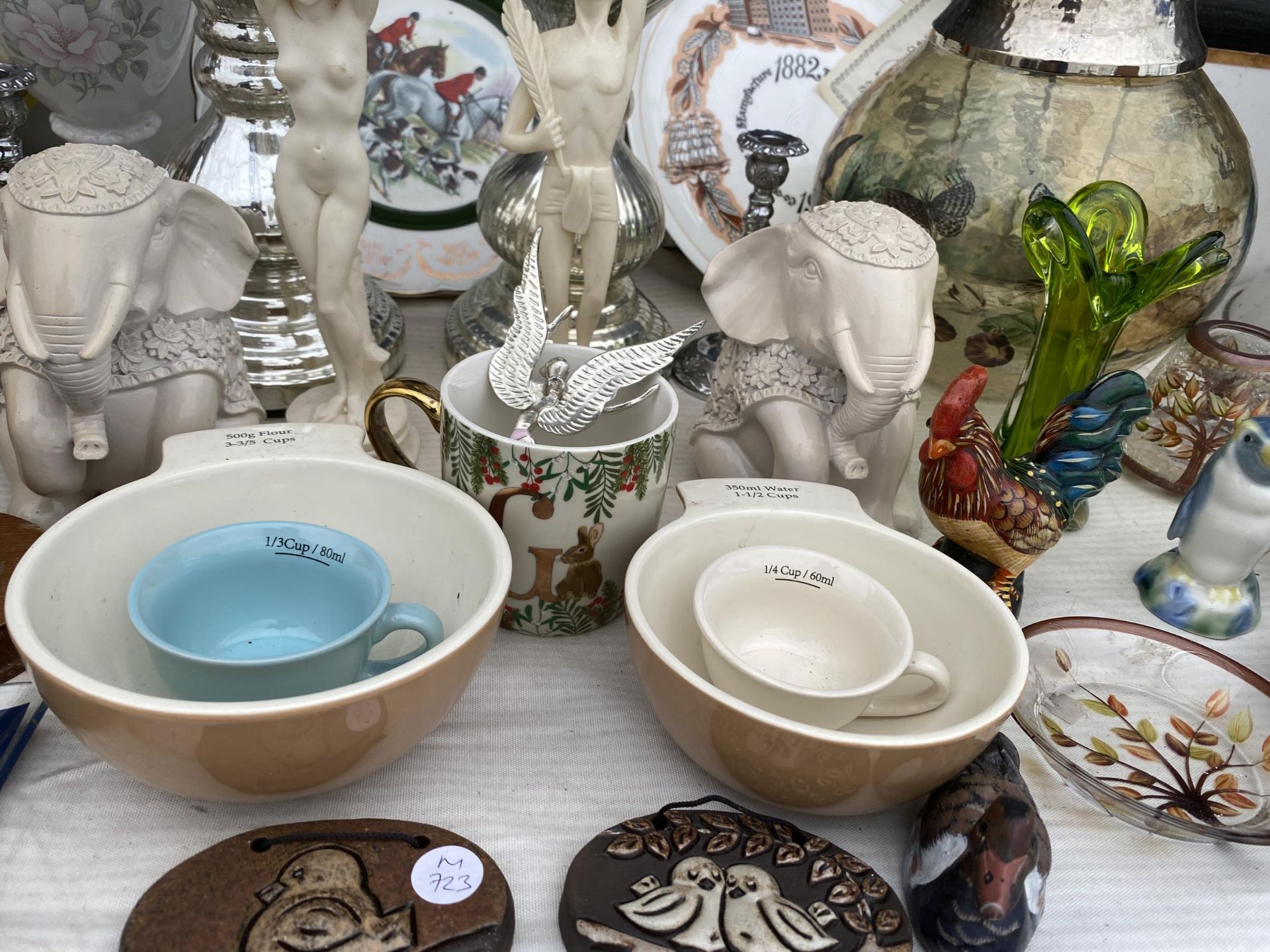 AN ASSORTMENT OF ITEMS TO IBNCLUDE CERAMIC MEASURING CUPS, CANDLE HOLDERS AND PLATES ETC - Image 6 of 7