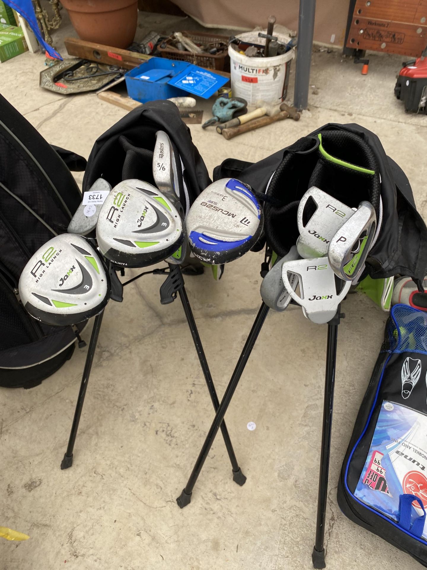 TWO CHILDRENS GOLF BAGS AND AN ASSORTMENT OF CHILDRENS GOLF CLUBS - Image 2 of 4