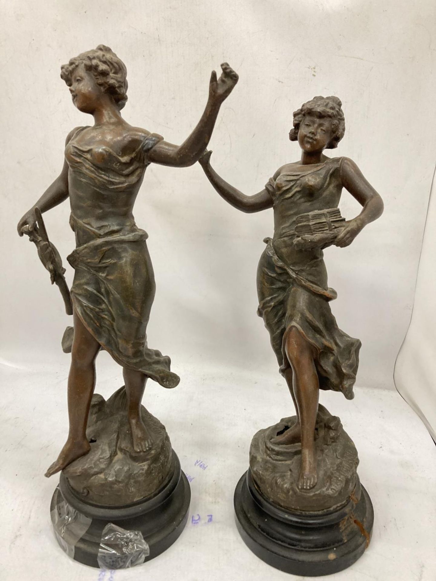 A PAIR OF VINTAGE METAL FIGURES ON WOODEN BASES OF YOUNG LADIES, SIGNED TO THE BASE R RICHARD, - Bild 2 aus 3
