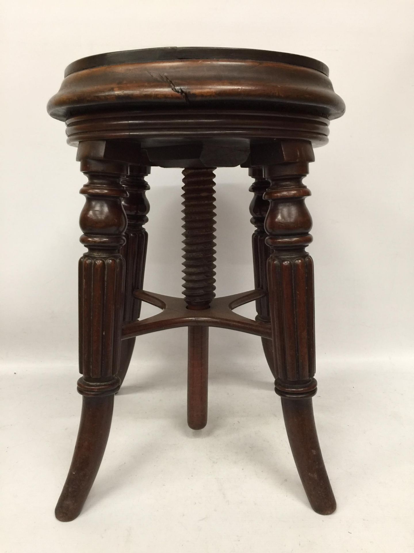 A VICTORIAN WOODEN ADJUSTABLE PIANO STOOL - Image 2 of 4