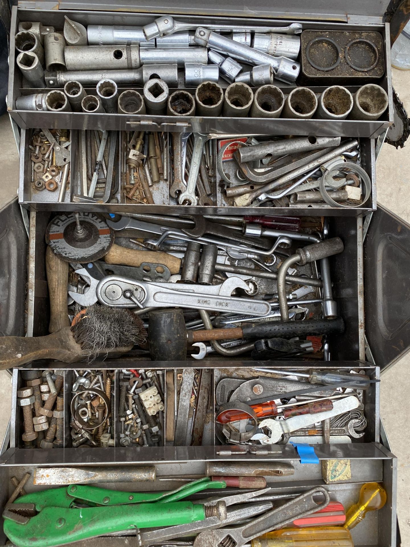 A METAL TOOL BOX WITH AN ASSORTMENT OF TOOLS TO INCLUDE SPANNERS, ALAN KEYS AND A WIRE BRUSH ETC - Image 2 of 4