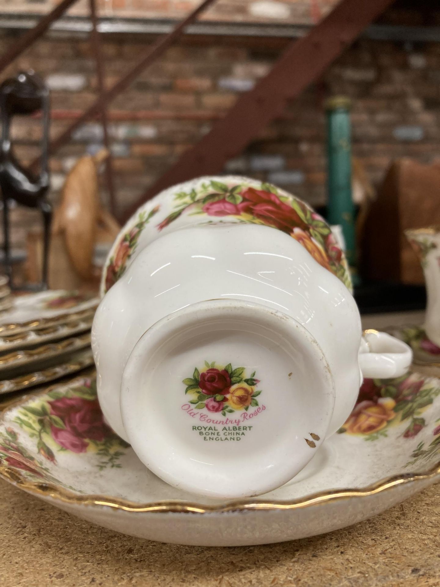A ROYAL ALBERT OLD COUNTRY ROSES PART TEA SET, FURTHER PLANTER ETC - Image 3 of 3