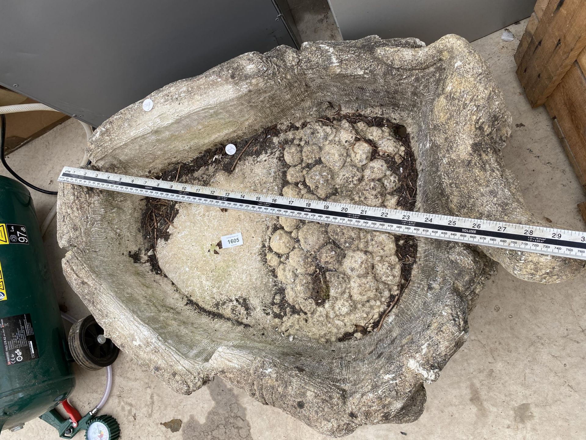 A RECONSTITUTED STONE PLANTER WITH BASE AND OTTER DECORATION - Image 4 of 4