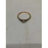 AN 18CT GOLD SOLITAIRE RING - SIZE L