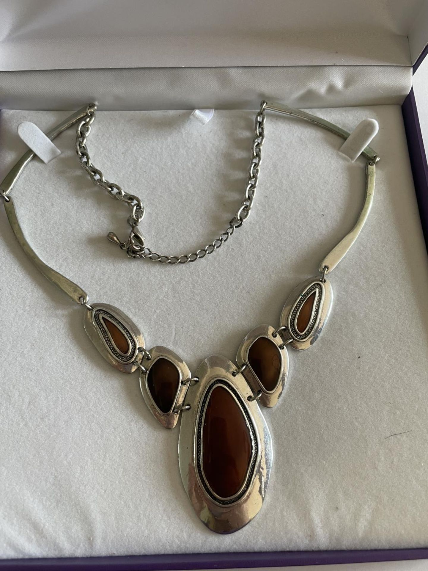 A SILVER ABSTRACT DESIGN NECKLACE WITH AMBER COLOURED STONES IN A PRESENTATION BOX - Image 2 of 3