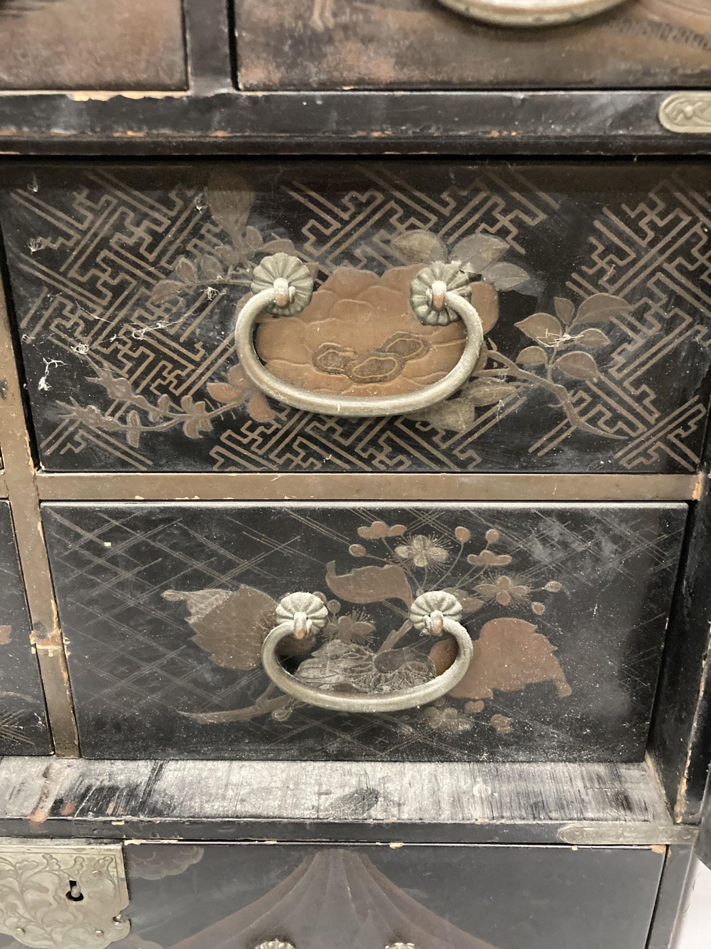 A JAPANASE MEIJI PERIOD TABLE TOP CABINET WITH BRASS MOUNTS, TWIN DOORS AND INNER DRAWERS - Image 7 of 8