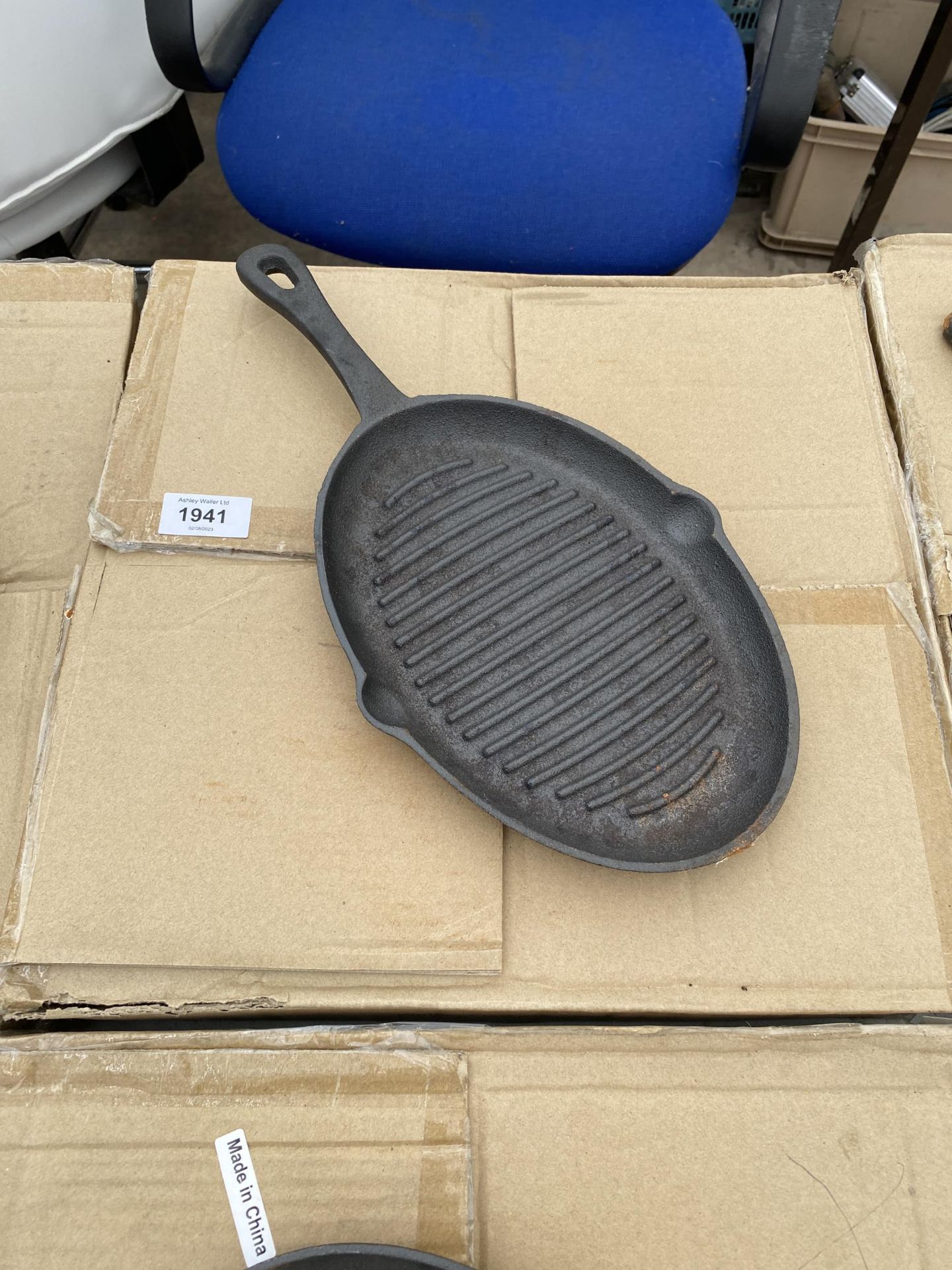 APPROXIMATELY TEN CAST IRON SKILLET PANS