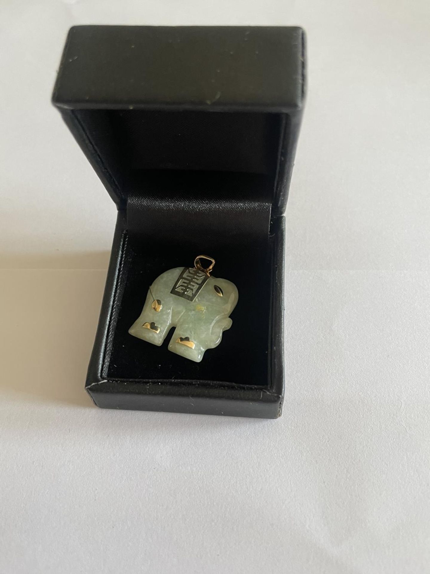 A 14 CARAT GOLD AND JADE PENDANT IN THE FORM OF AN ELEPHANT IN A PRESENTATION BOX - Image 3 of 3