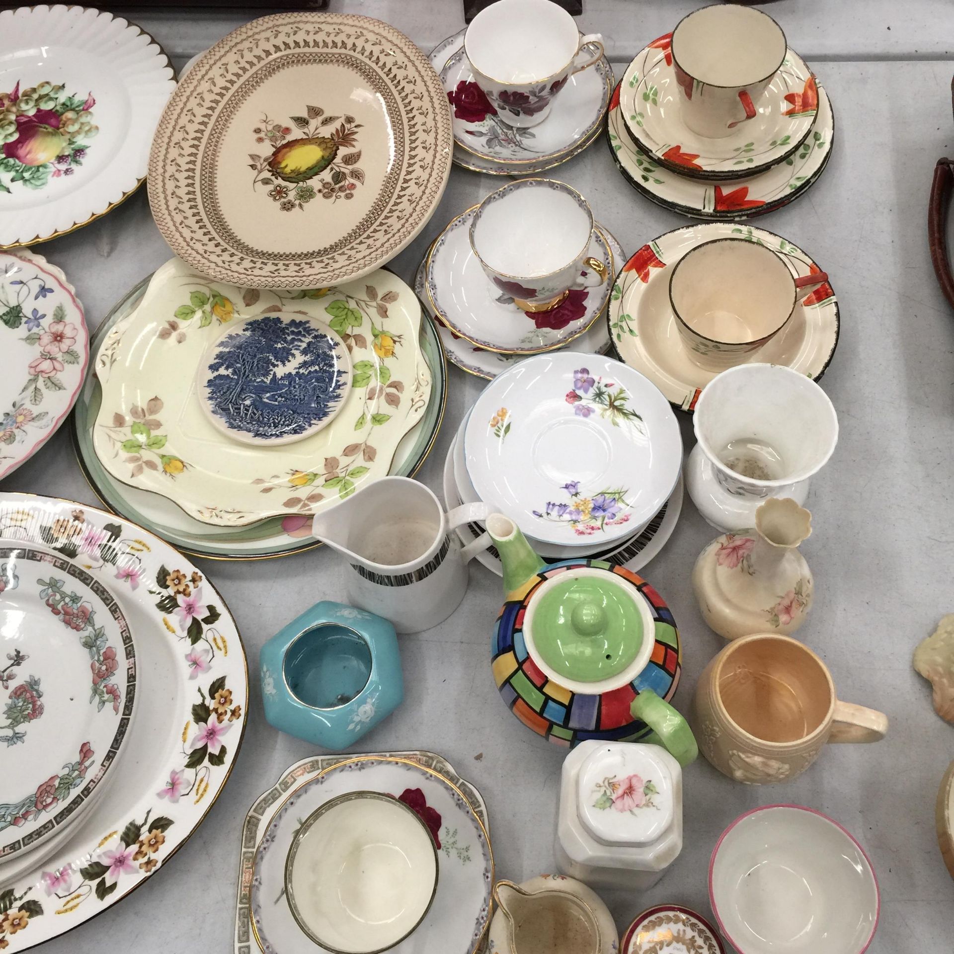 A LARGE QUANTITY OF VINTAGE PLATES, CUPS, SAUCERS, ETC TO INCLUDE ROYAL STAFFORD, SHELLEY SAUCERS, - Image 3 of 3