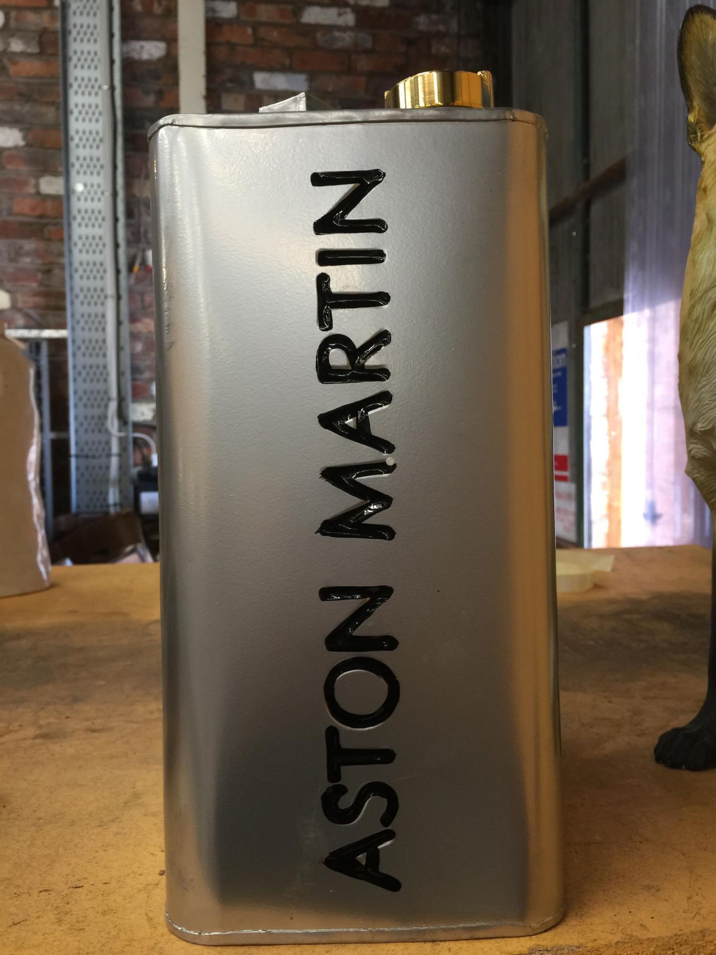 A SILVER COLOURED METAL ASTON MARTIN PETROL CAN WITH BRASS TOP - Bild 2 aus 3