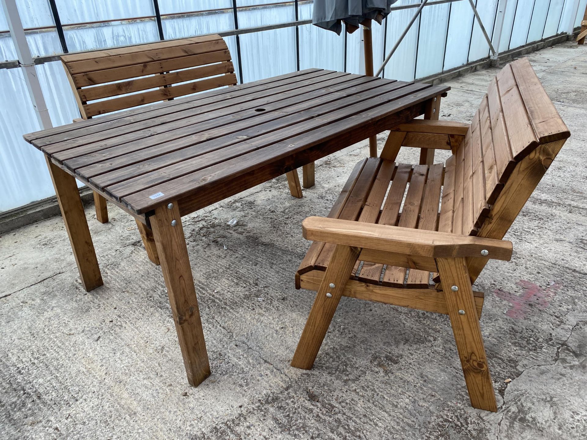 AN AS NEW EX DISPLAY CHARLES TAYLOR GARDEN TABLE, A PAIR OF TWO SEATER BENCHES AND A PARASOL *PLEASE - Bild 2 aus 3