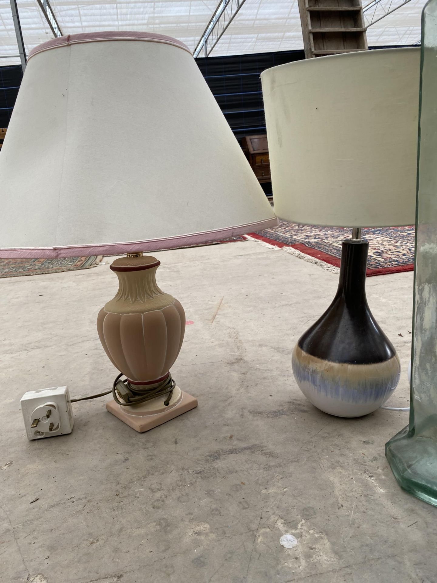 AN ASSORTMENT OF ITEMS TO INCLUDE LAMPS AND VASES ETC - Image 4 of 5