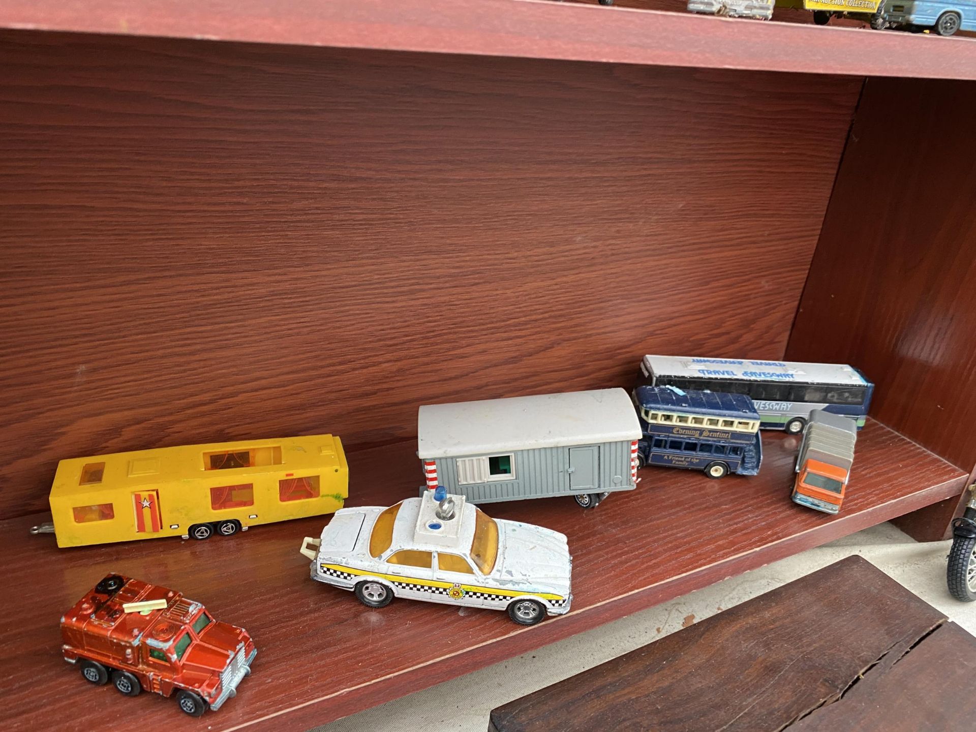 AN ASSORTMENT OF VINTAGE DIE CAST VEHICLES - Image 4 of 4