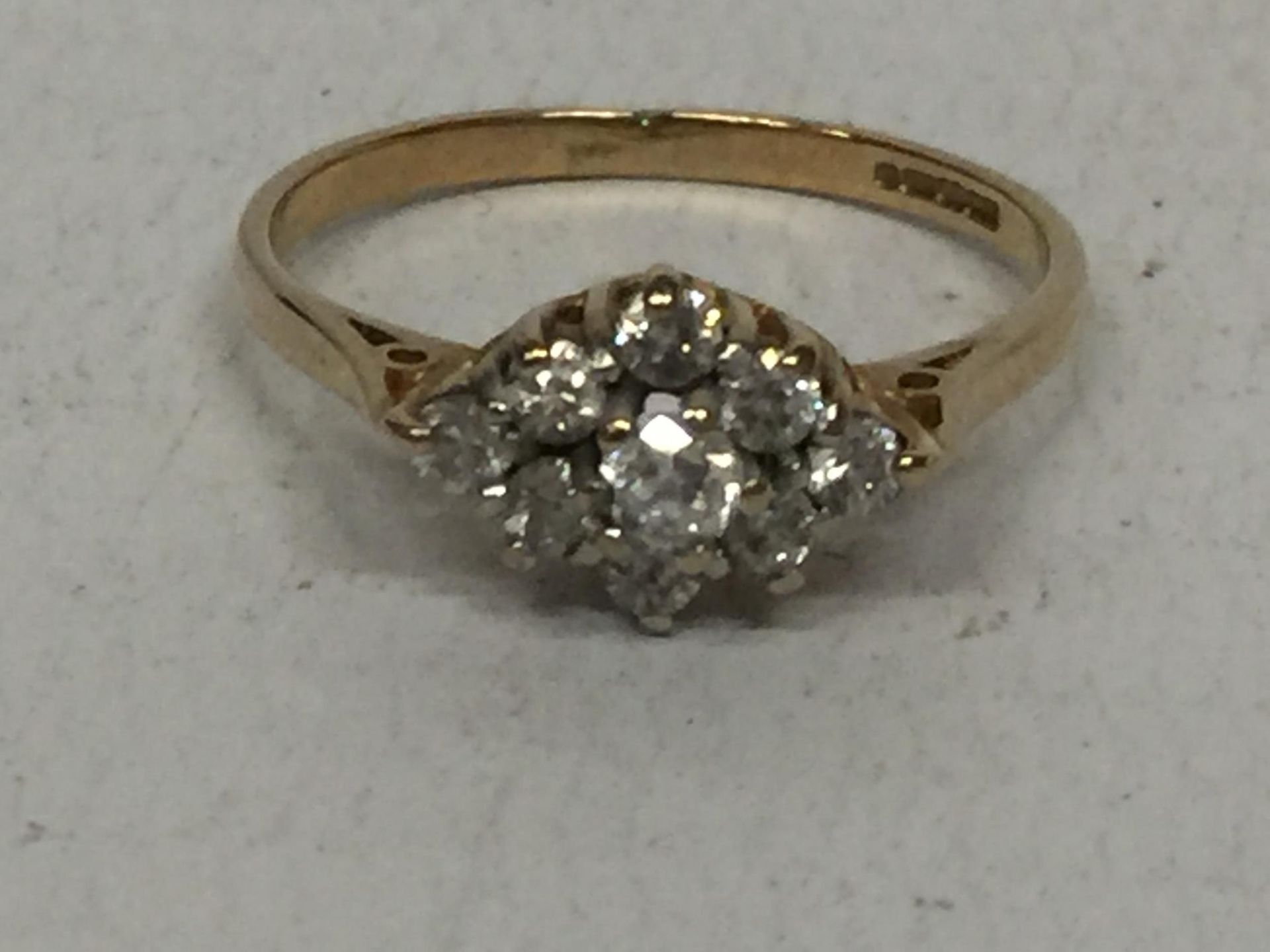 A 9 CARAT GOLD RING WITH CUBIC ZIRCONIAS