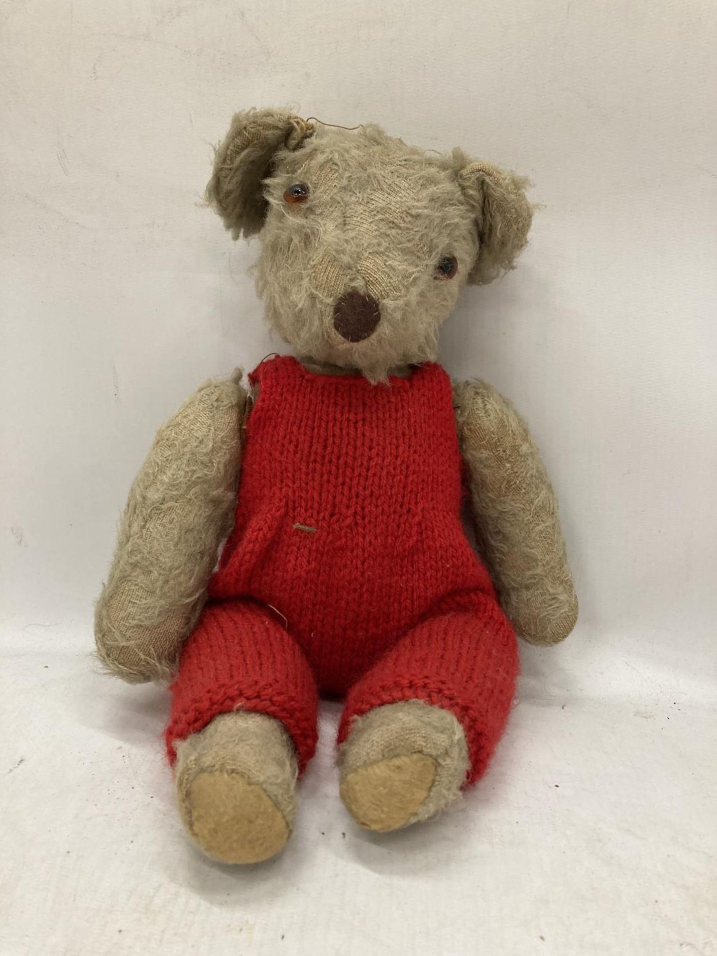 A VINTAGE TEDDY BEAR WITH JOINTED ARMS AND LEGS