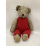 A VINTAGE TEDDY BEAR WITH JOINTED ARMS AND LEGS