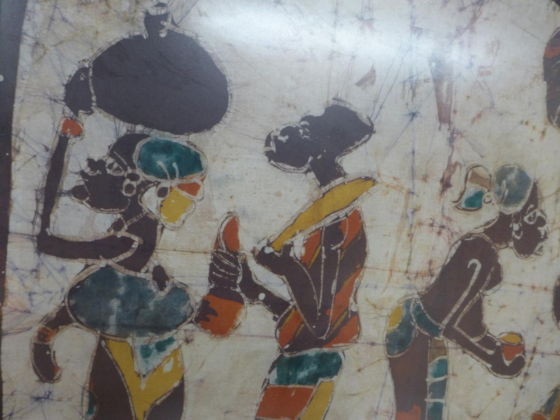 AFRICAN PAINTING ON SILK DEPICTING FOUR FIGURES, 63X83CM, FRAMED AND GLAZED AND ANOTHER SILK - Bild 4 aus 6