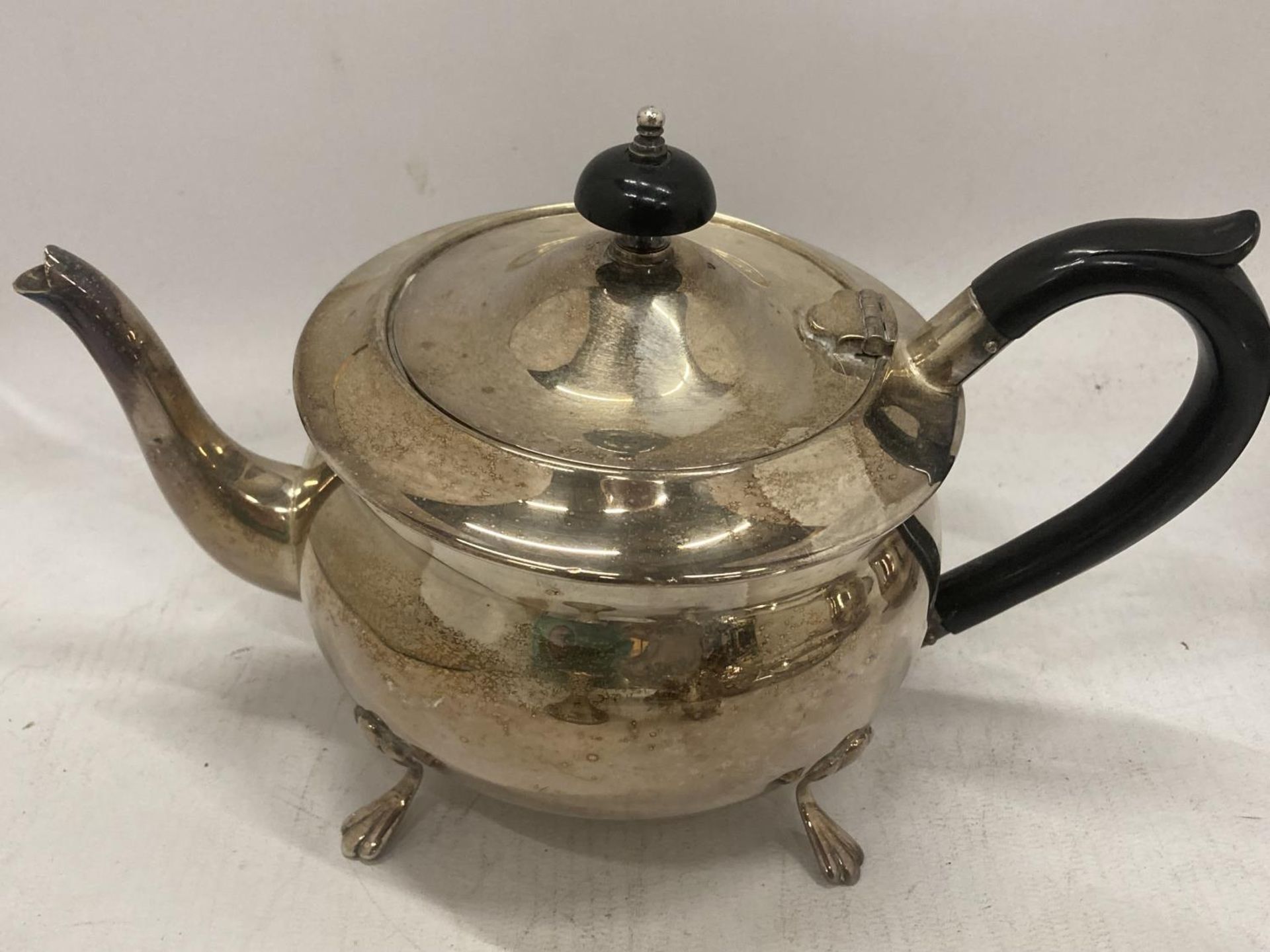 A QUANTITY OF SILVER PLATE TO INCLUDE A TRAY WITH A TEAPOT, SUGAR BOWL, CREAM JUG, ETC - Image 6 of 6