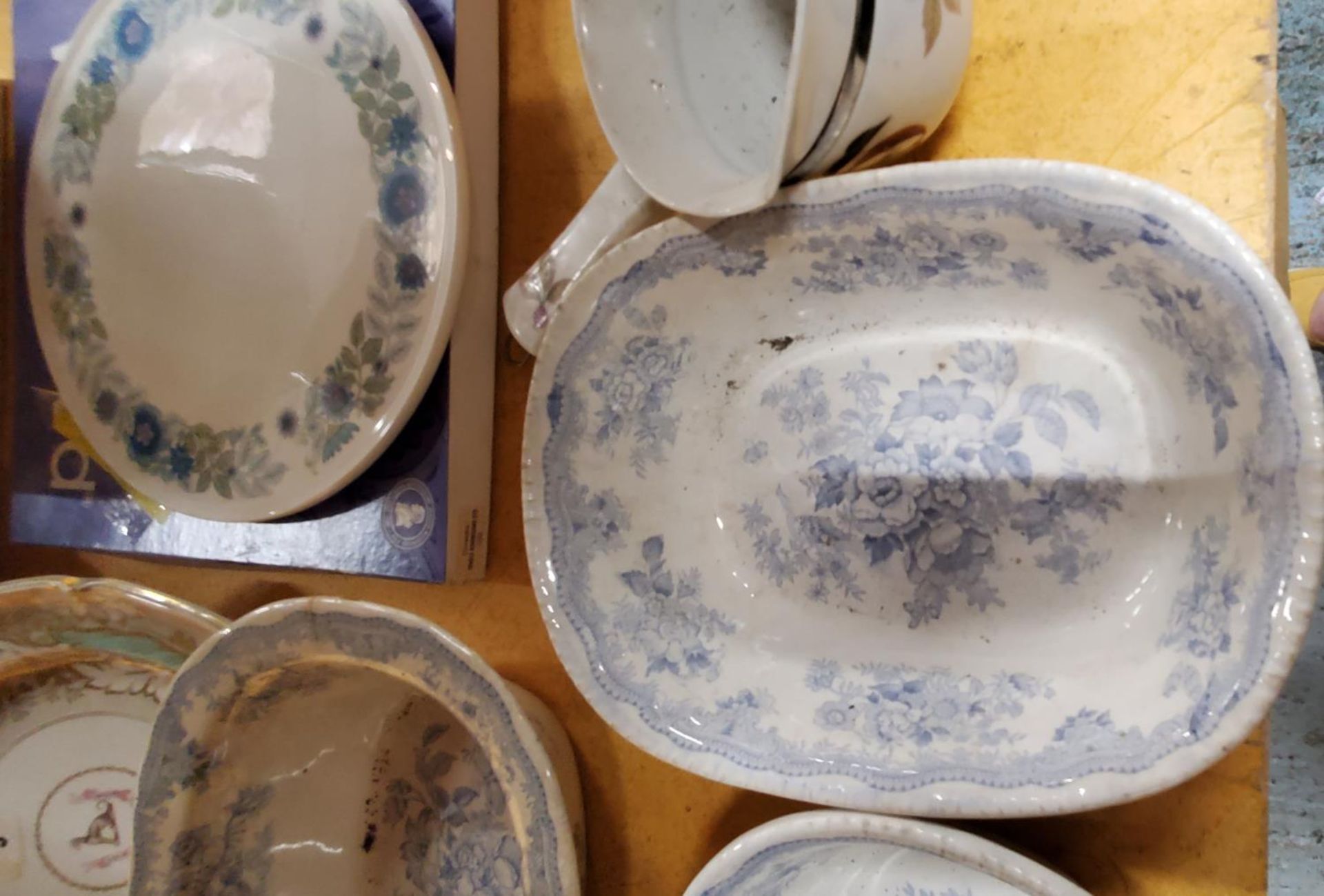 A QUANTITY OF VINTAGE CERAMICS TO INCLUDE BLUE AND WHITE SERVING BOWLS, A LARGE WEDGWOOD ' - Image 4 of 5