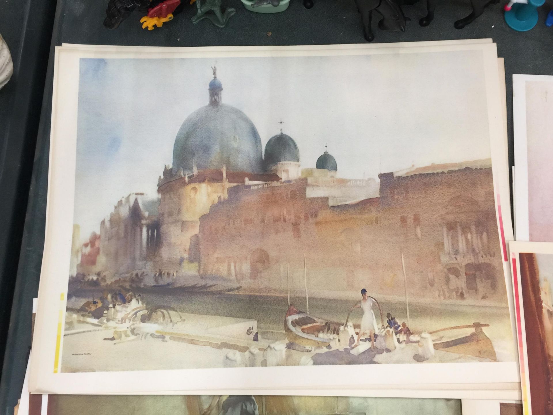 A LARGE COLLECTION OF 20+ UNFRAMED PRINTS TO INCLUDE SIR WILLIAM RUSSELL FLINT - Image 4 of 4