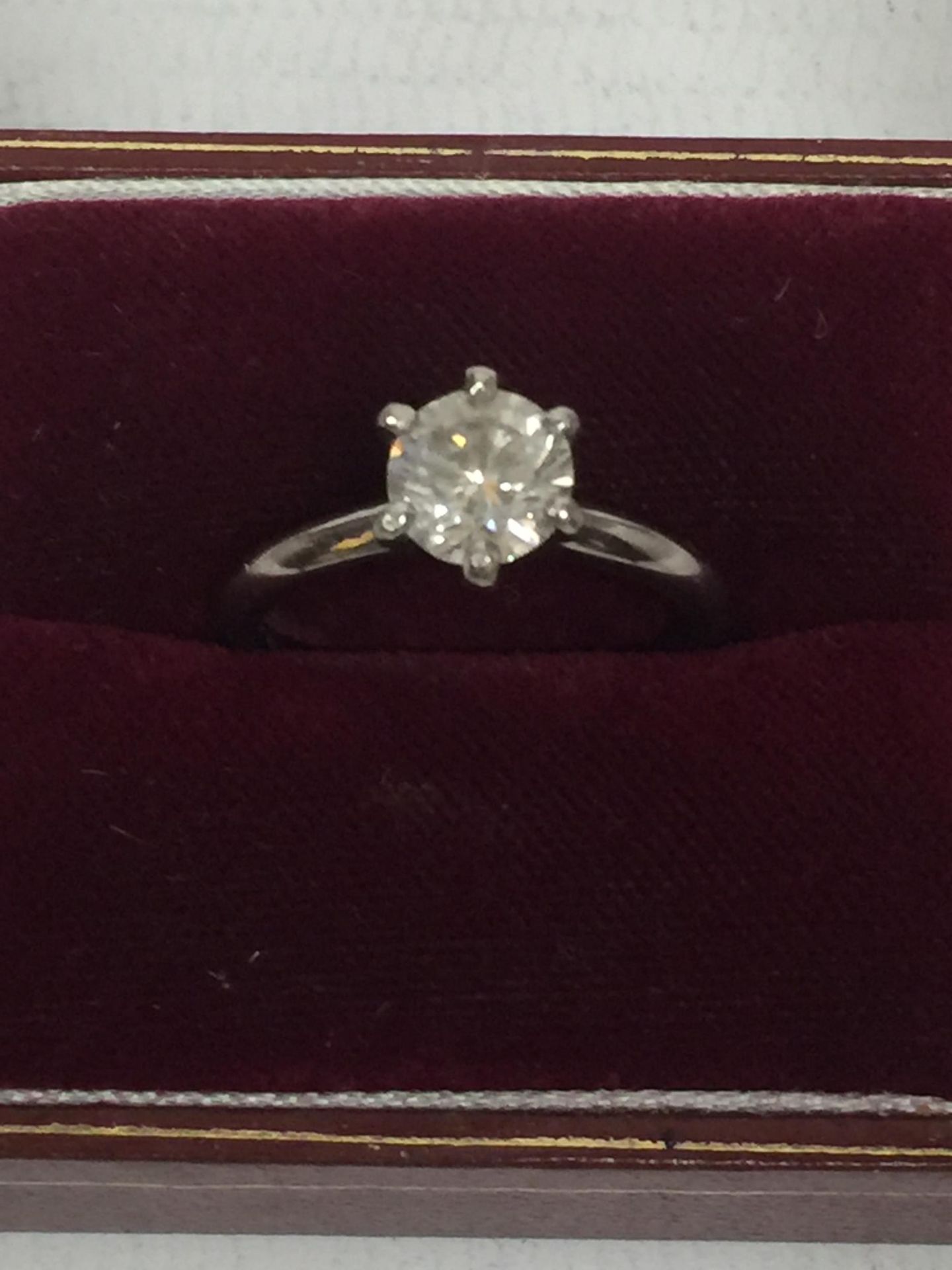 A PLATINUM (PT950) RING WITH A ONE CARAT SOLITAIRE DIAMOND SIZE M - Image 3 of 4