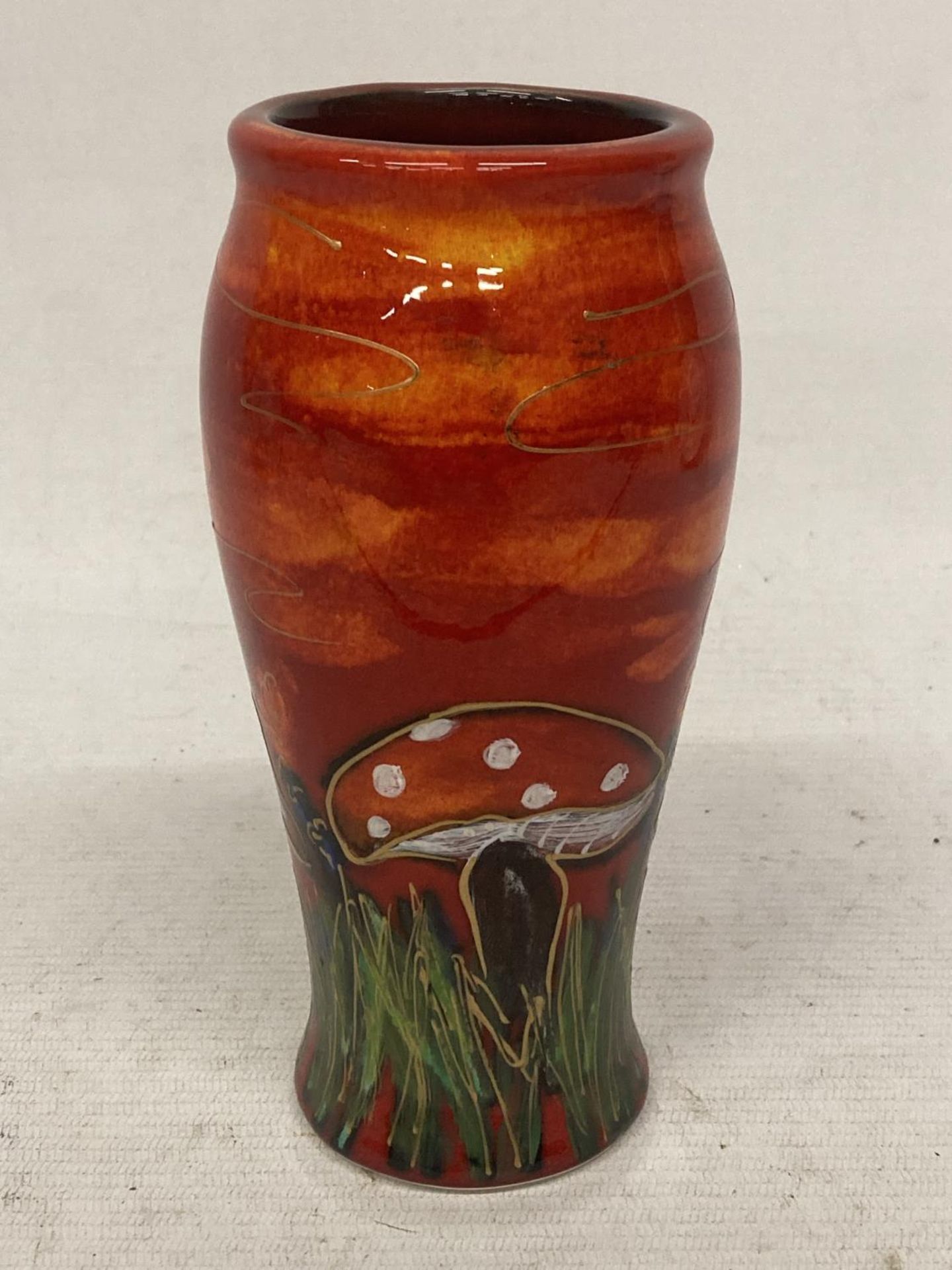AN ANITA HARRIS TOADSTOOLS VASE HAND PAINTED AND SIGNED IN GOLD - Image 2 of 3