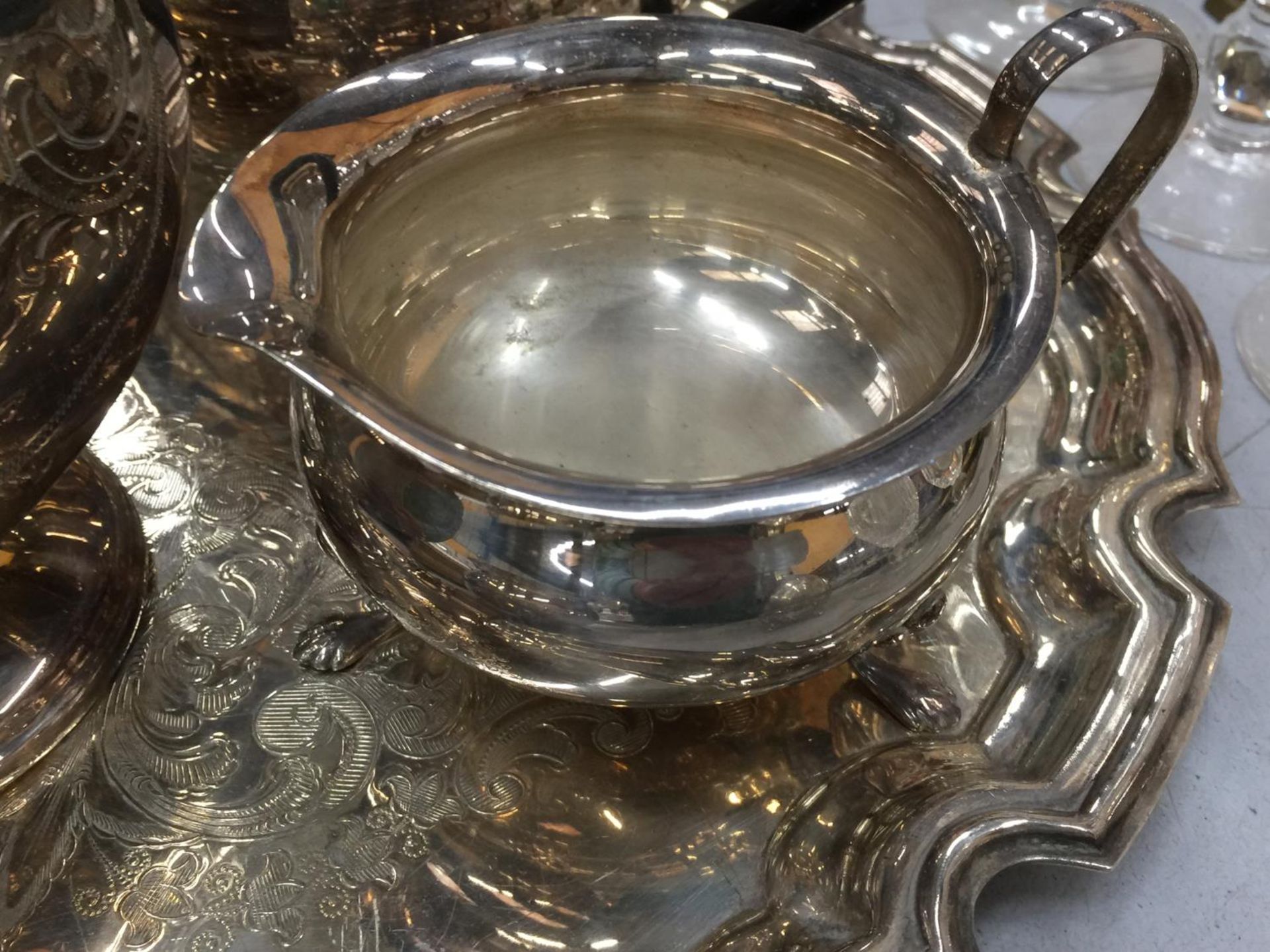 A QUANTITY OF SILVER PLATE TO INCLUDE A TRAY WITH A TEAPOT, SUGAR BOWL, CREAM JUG, ETC - Bild 3 aus 6