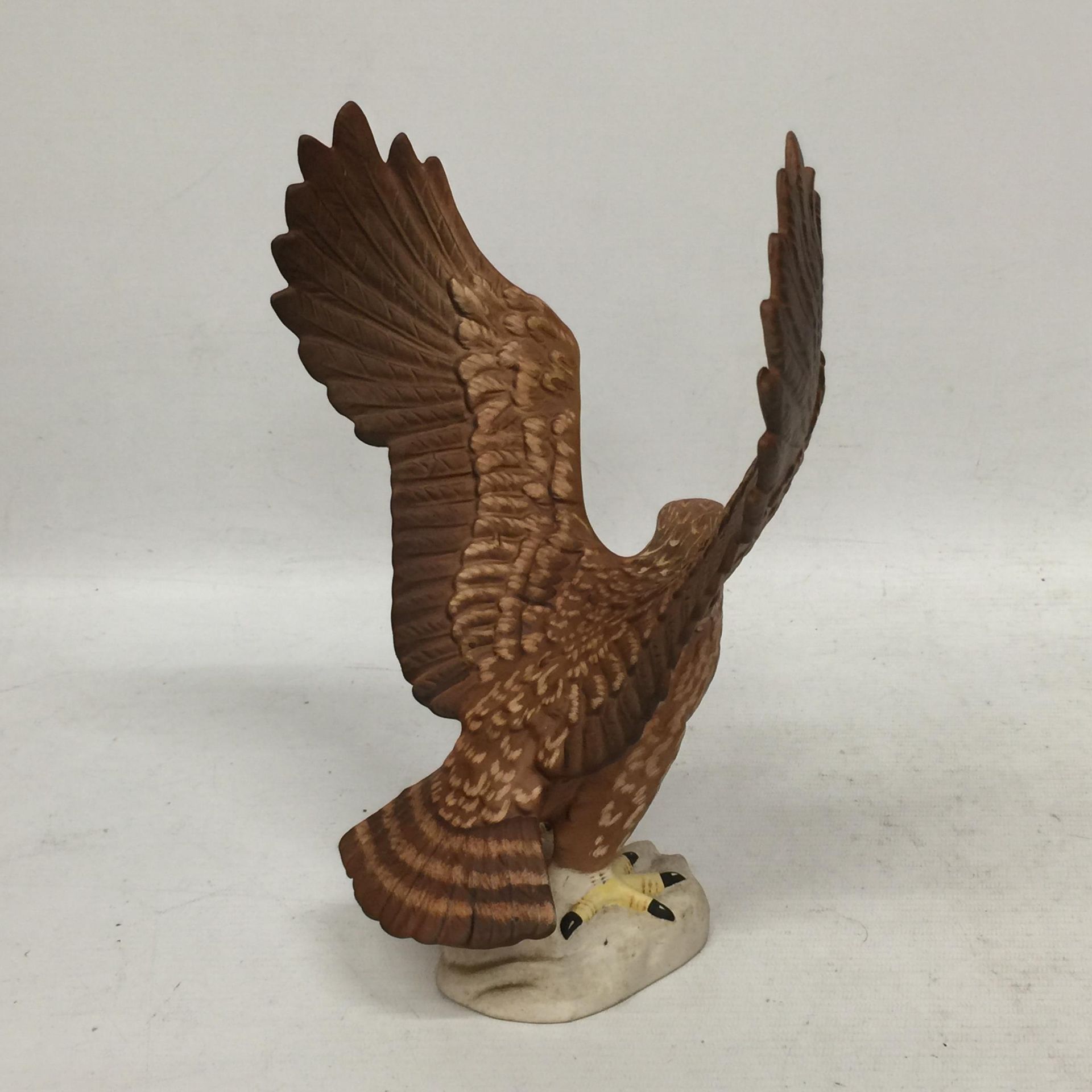 A BESWICK GOLDEN EAGLE NO 2062 - Image 3 of 4