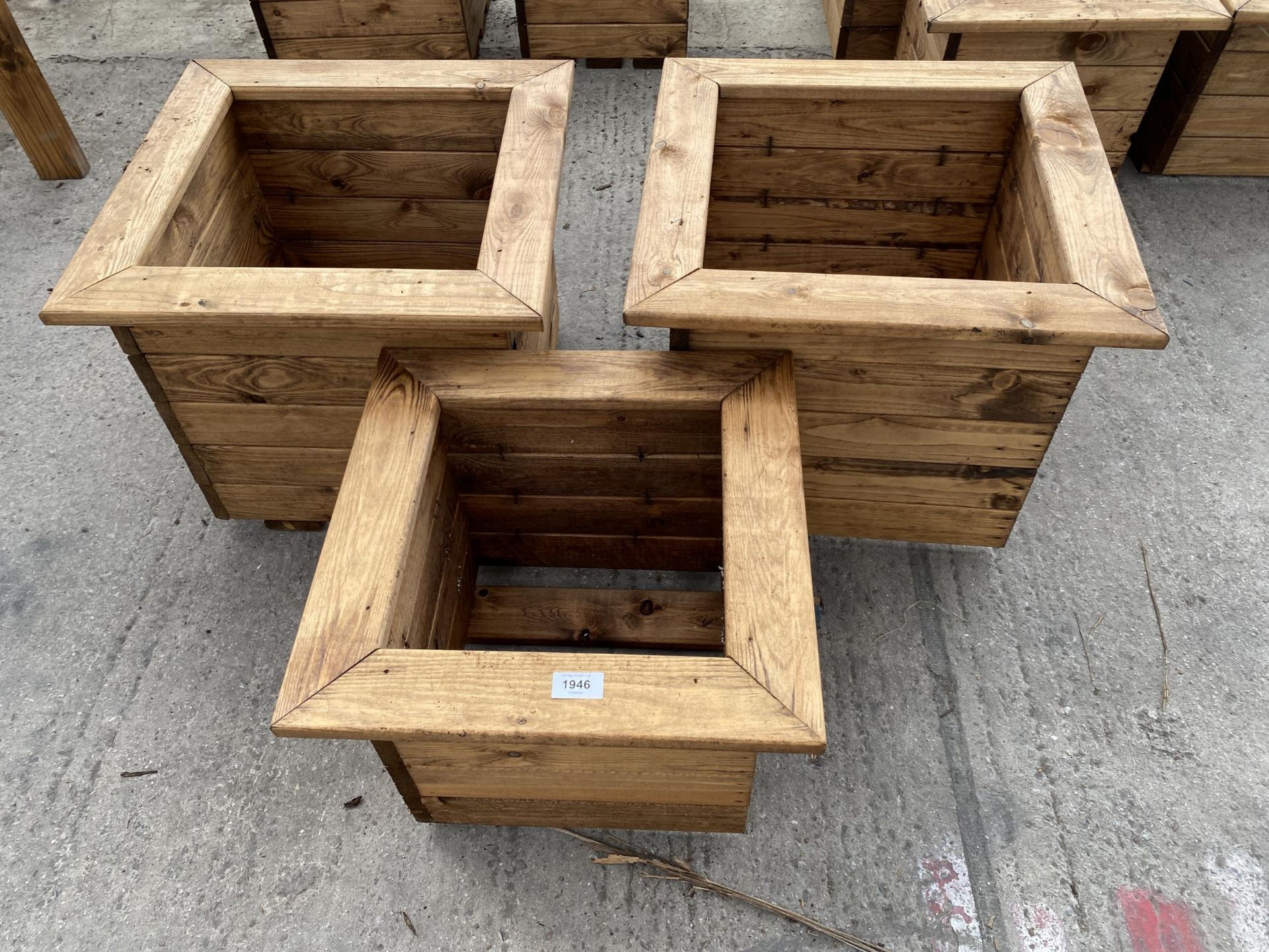 FOUR AS NEW CHARLES TAYLOR EX DISPLAY PLANTERS *PLEASE NOTE VAT TO BE CHARGED ON THIS ITEM*