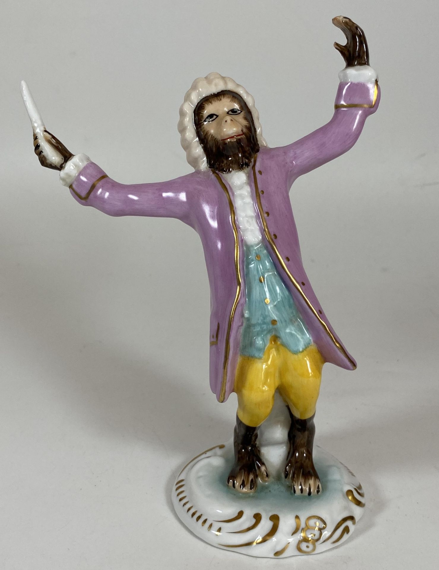 A CONTINENTAL DRESDEN STYLE PORCELAIN MONKEY CONDUCTOR MUSICIAN FIGURE, HEIGHT 17CM