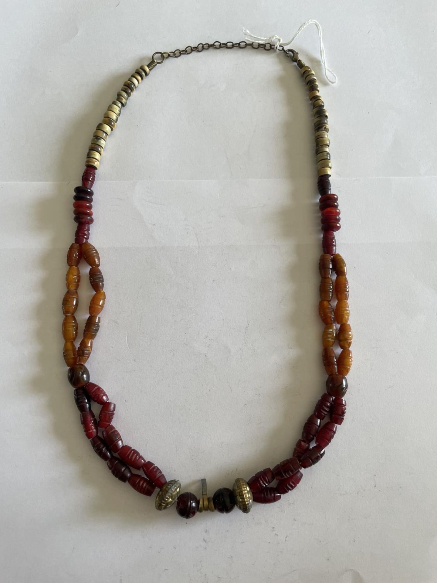 AN AMBER AND BEAD NECKLACE