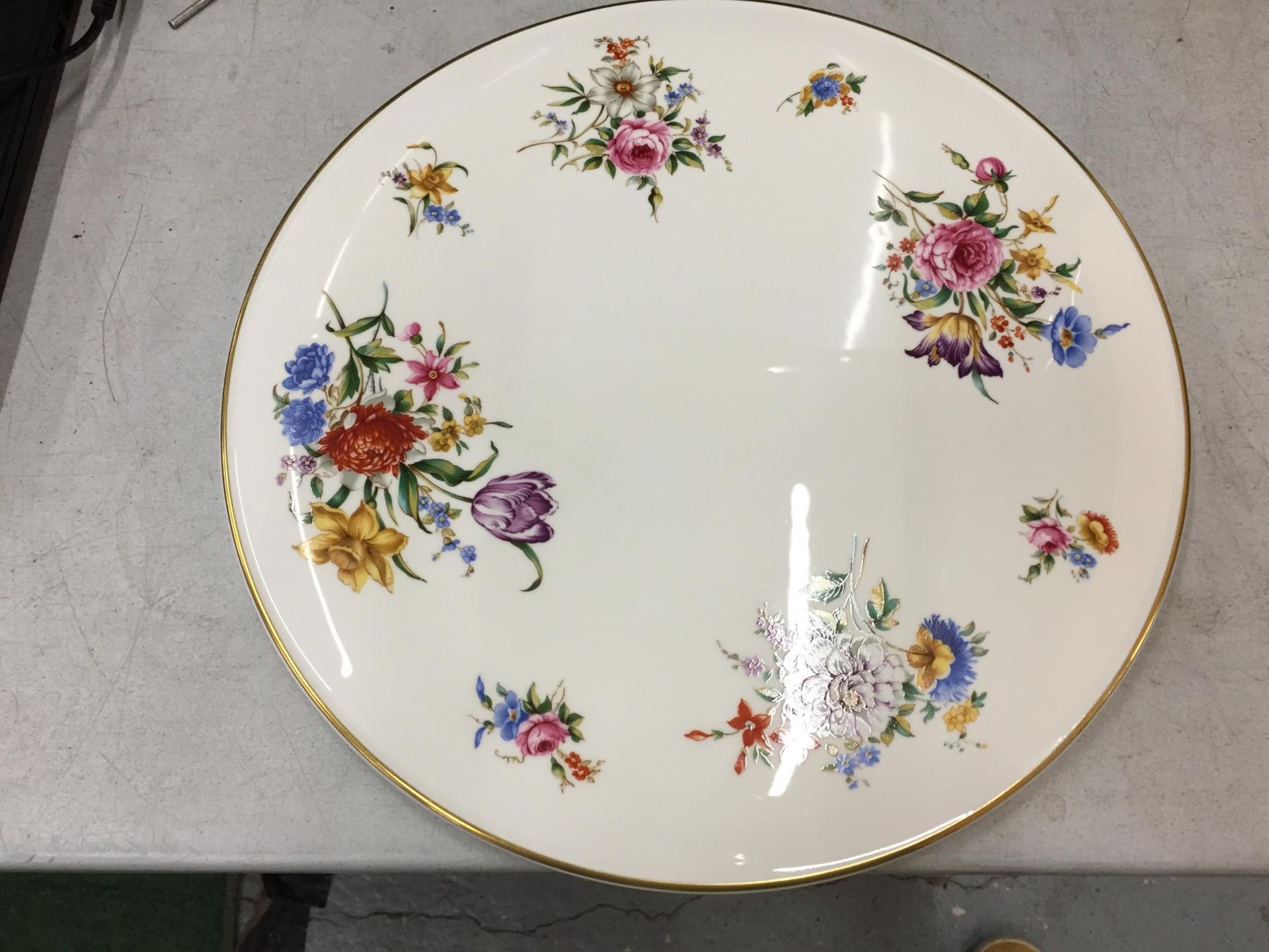 A ROYAL WORCESTER ROANOKE PATTERN CIRCULAR STAND
