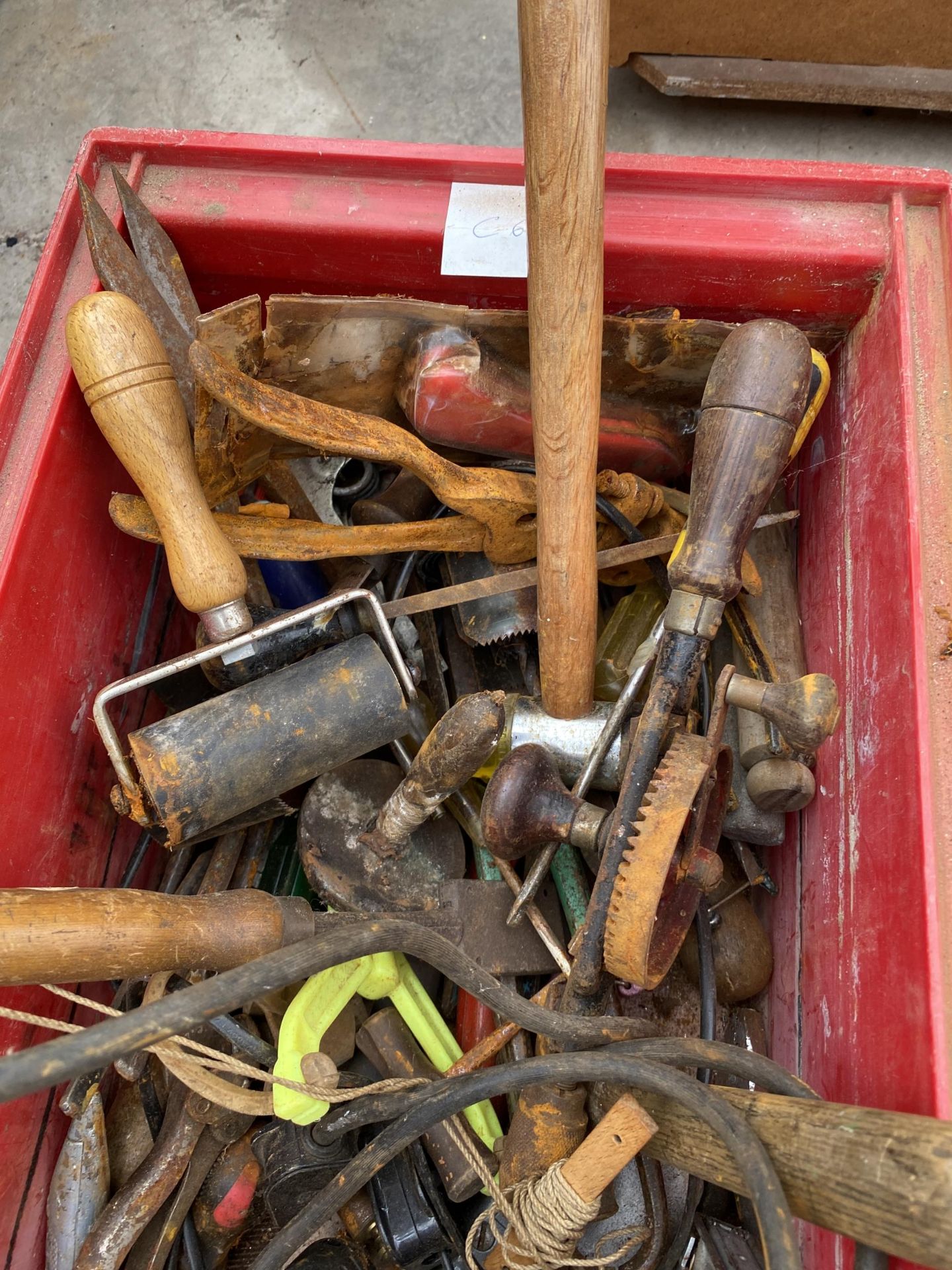 AN ASSORTMENT OF TOOLS TO INCLUDE A BRACE DRILL, TIN SNIPS AND PLIERS ETC - Image 3 of 4
