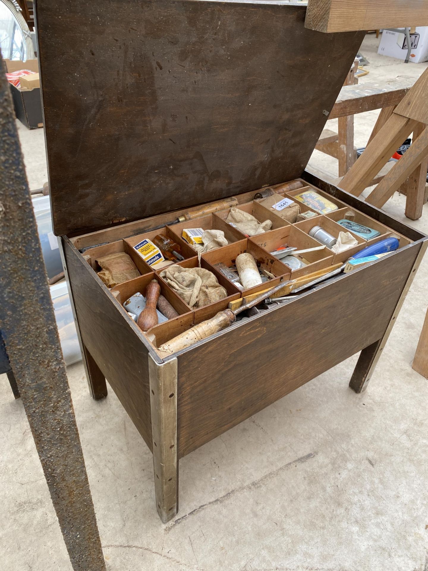 A VINTAGE WOODEN AND METAL TOOL CHEST WITH LIFT OUT TRAY AND AN ASSORTMENT OF TOOLS TO INCLUDE BRACE - Image 2 of 6