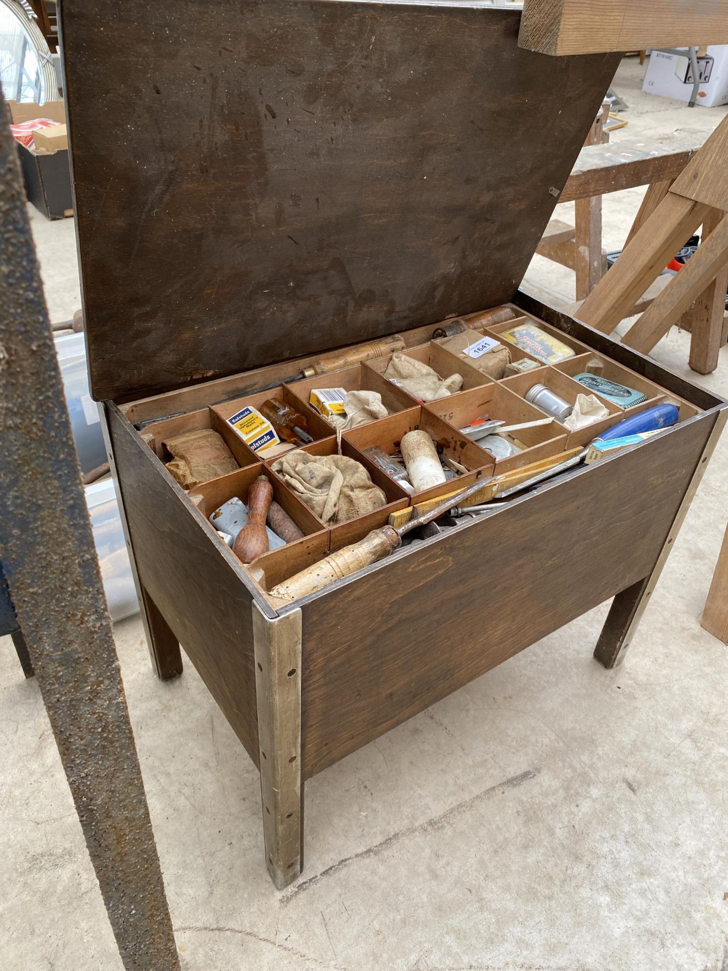 A VINTAGE WOODEN AND METAL TOOL CHEST WITH LIFT OUT TRAY AND AN ASSORTMENT OF TOOLS TO INCLUDE BRACE - Bild 2 aus 6