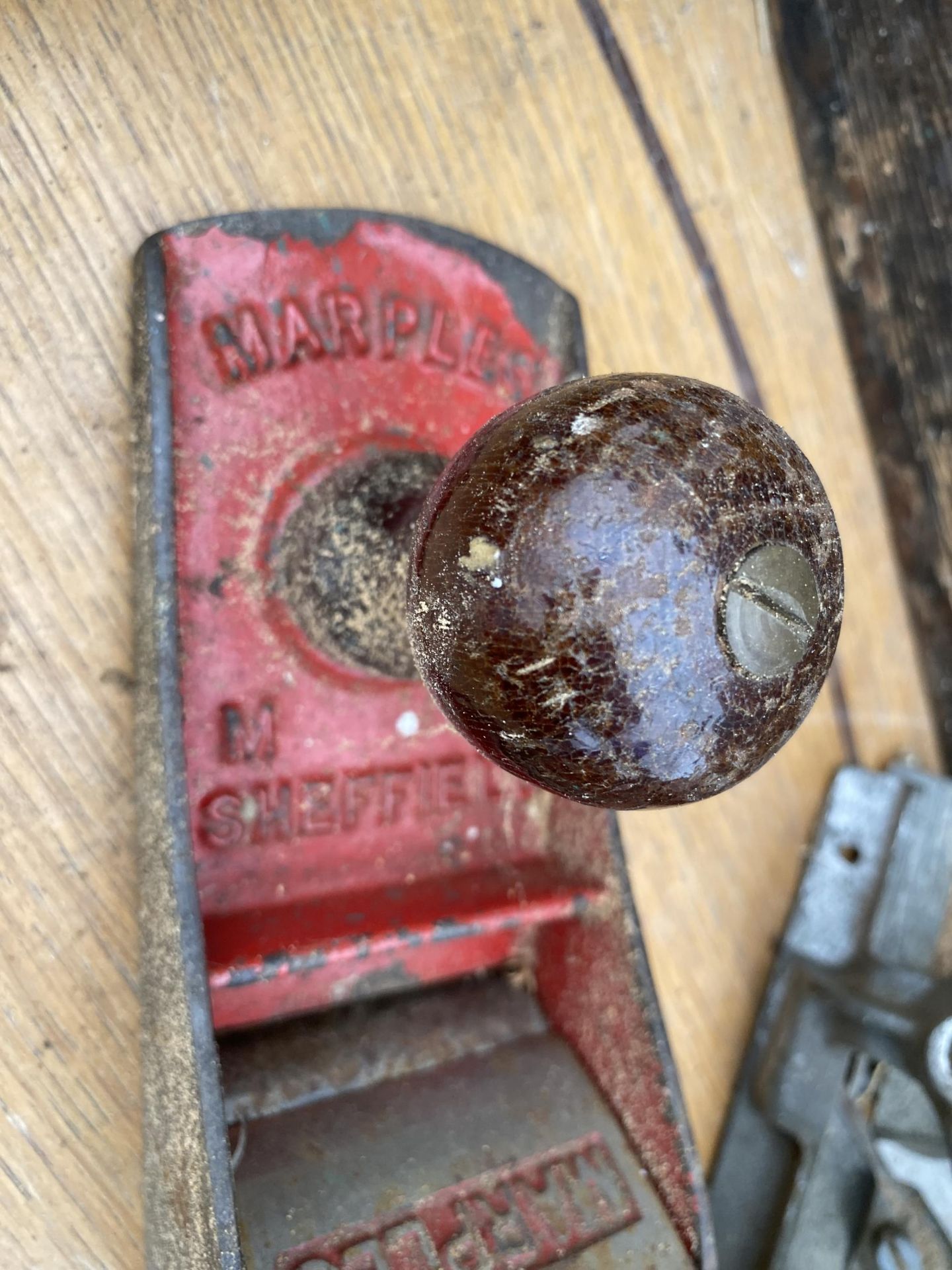 A LARGE VINTAGE WOODEN JOINERS CHEST TO INCLUDE AN ASSORTMENT OF TOOLS TO INCLUDE WOOD PLANES, - Image 6 of 10