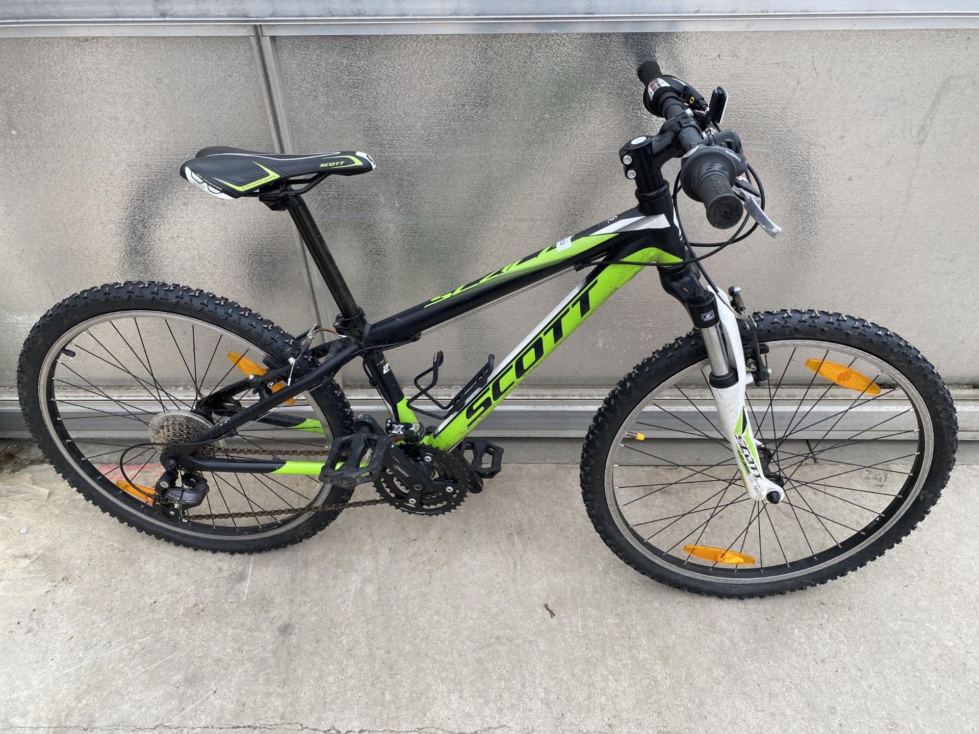 A SCOTT SCALE BOYS BIKE WITH FRONT SUSPENSION AND 21 SPEED ALTUS GEAR SYSTEM