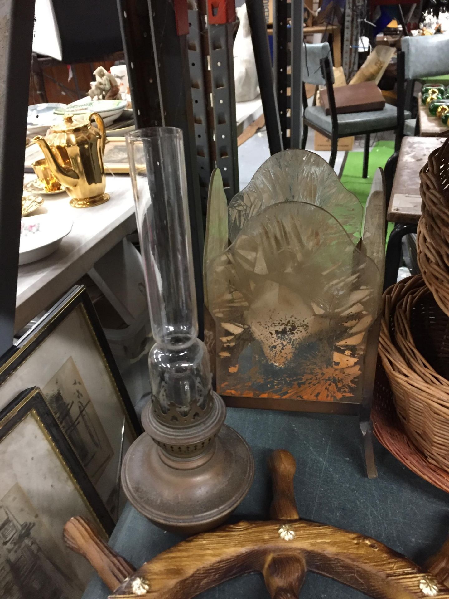A MIXED VINTAGE LOT TO INCLUDE BRASS OIL LAMP, WICKER BASKETS, SHIPS WHEEL BAROMETER ETC - Image 2 of 3