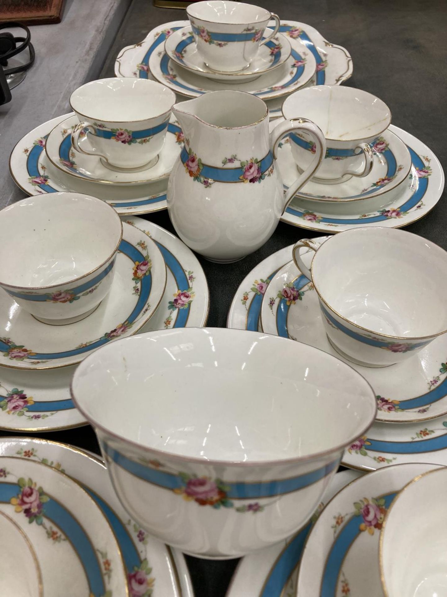 A CROWN STAFFORDSHIRE TEASET TO INCLUDE A CAKE PLATE, CREAM JUG, SUGAR BOWL, CUPS, SAUCERS AND - Image 4 of 5