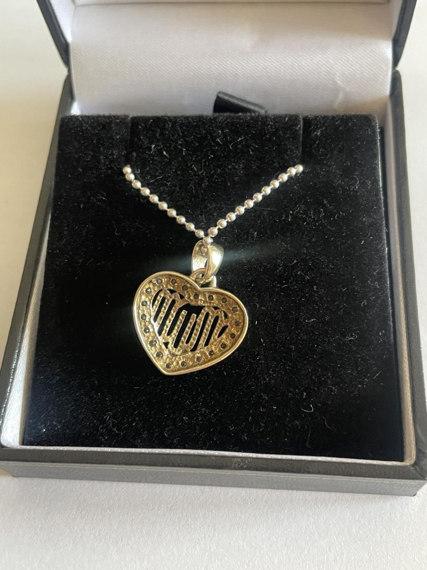 A SILVER NECKLACE WITH MUM PENDANT IN A PRESENTATION BOX - Image 3 of 3