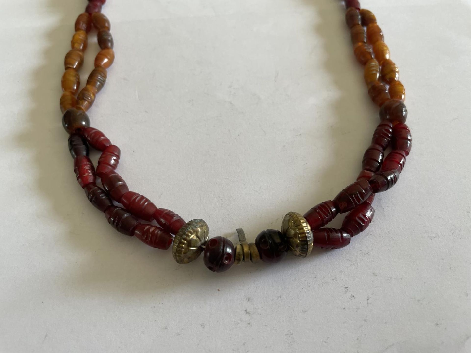 AN AMBER AND BEAD NECKLACE - Image 2 of 4