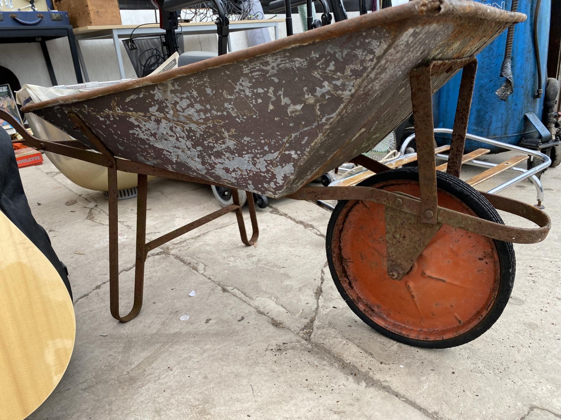 A METAL WHEEL BARROW - Image 2 of 2