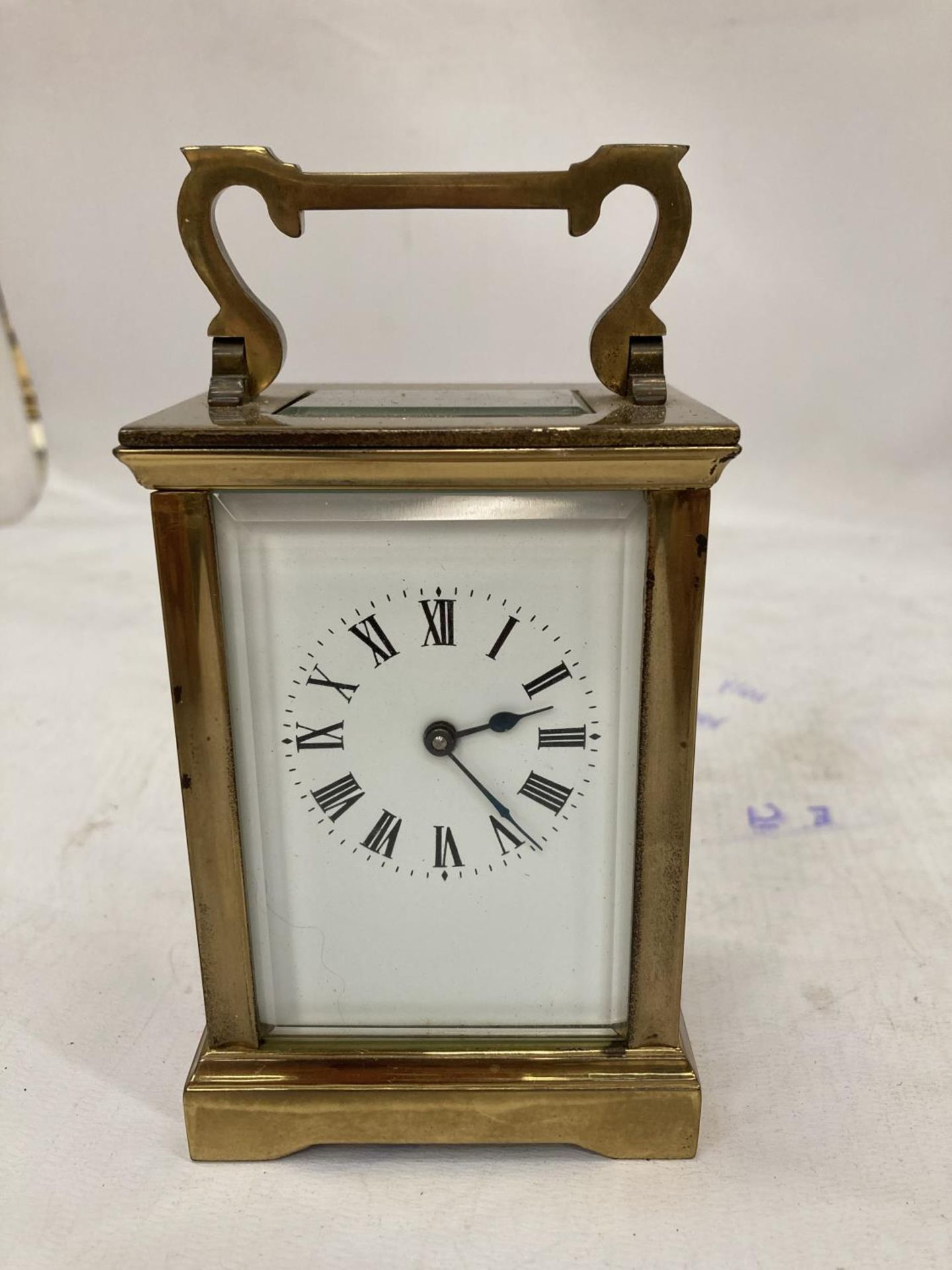 A VINTAGE BRASS CARRIAGE CLOCK WITH BEVELLED GLASS PANELS, GLASS SERVING BOWLS IN A GILT HOLDER, A - Image 2 of 4