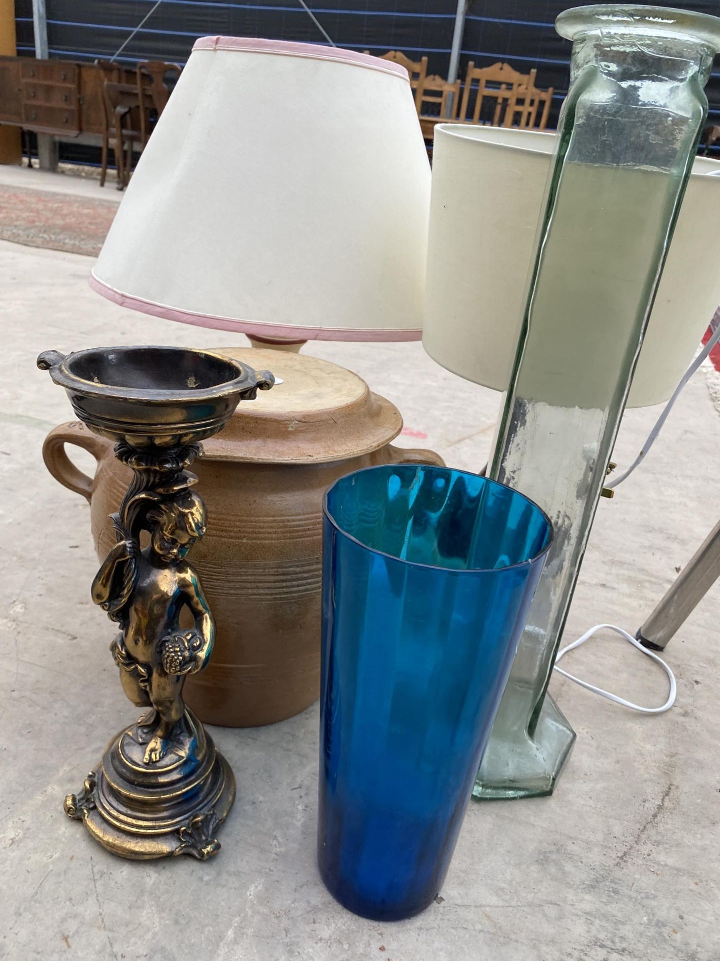 AN ASSORTMENT OF ITEMS TO INCLUDE LAMPS AND VASES ETC - Image 2 of 5