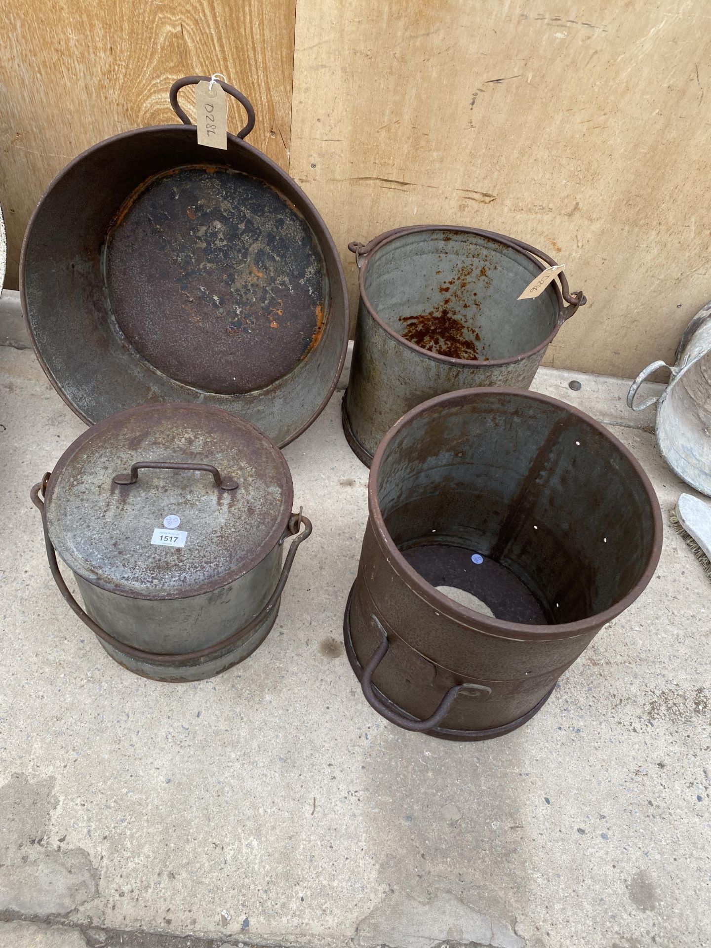 AN ASSORTMENT OF VINTAGE TIN AND GALVANISED ITEMS TO INCLUDE A SMALL BATH AND A CHEESE VAT ETC