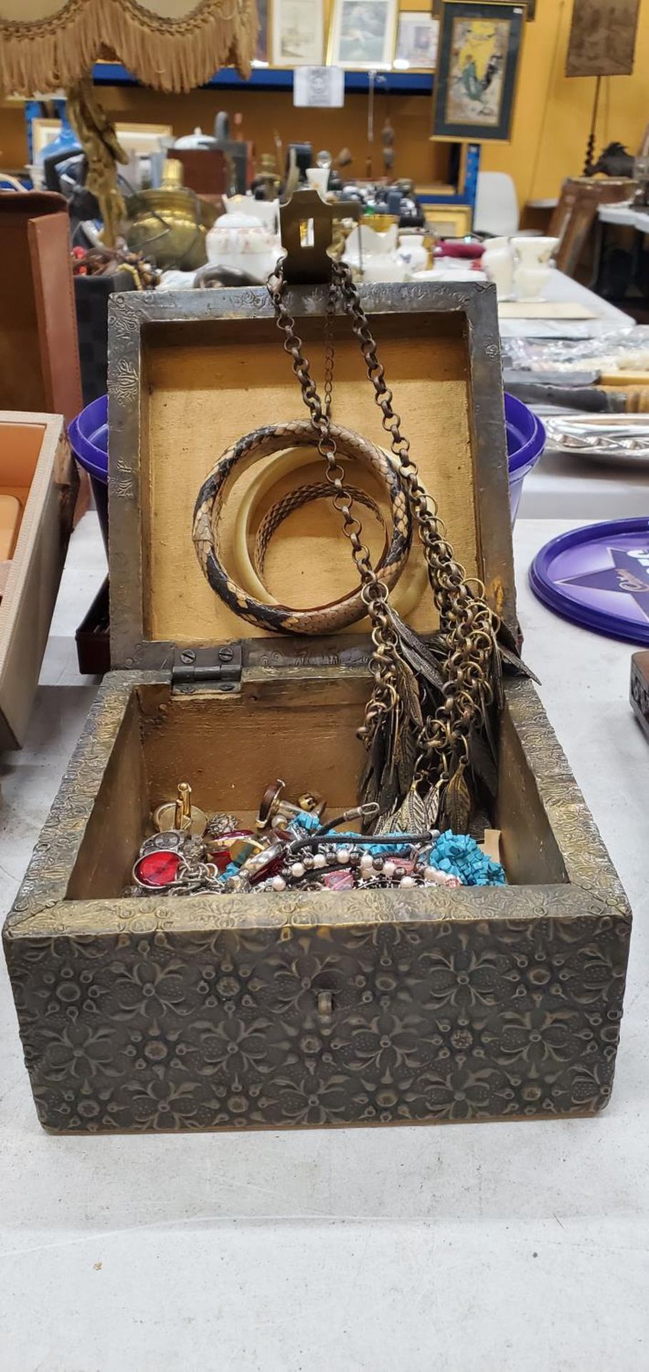 A QUANTITY OF COSTUME JEWELLERY TO INCLUDE BANGLES, BRACELETS, NECKLACES, ETC, IN A WOODEN AND METAL