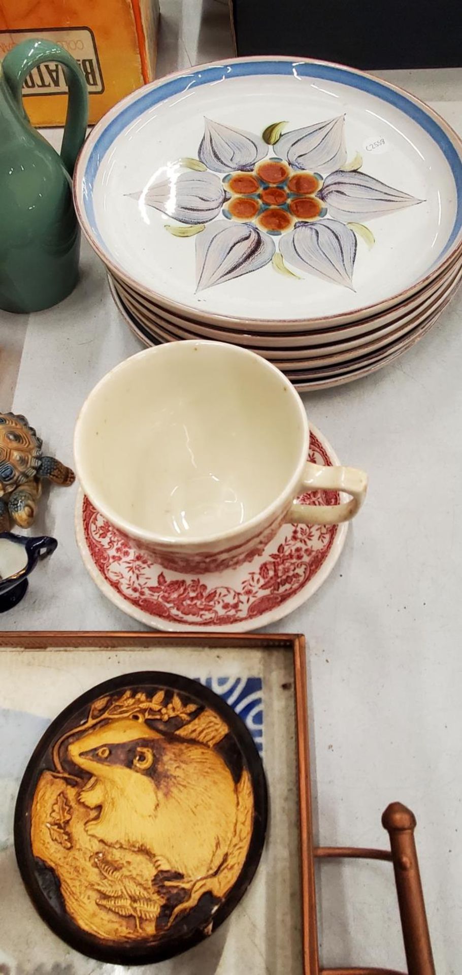 A QUANTITY OF DENBY 'CHATSWORTH' PLATES AND JUG, COTTAGE WARE, A VINTAGE GALLERIED TRAY, A LARGE - Image 3 of 3