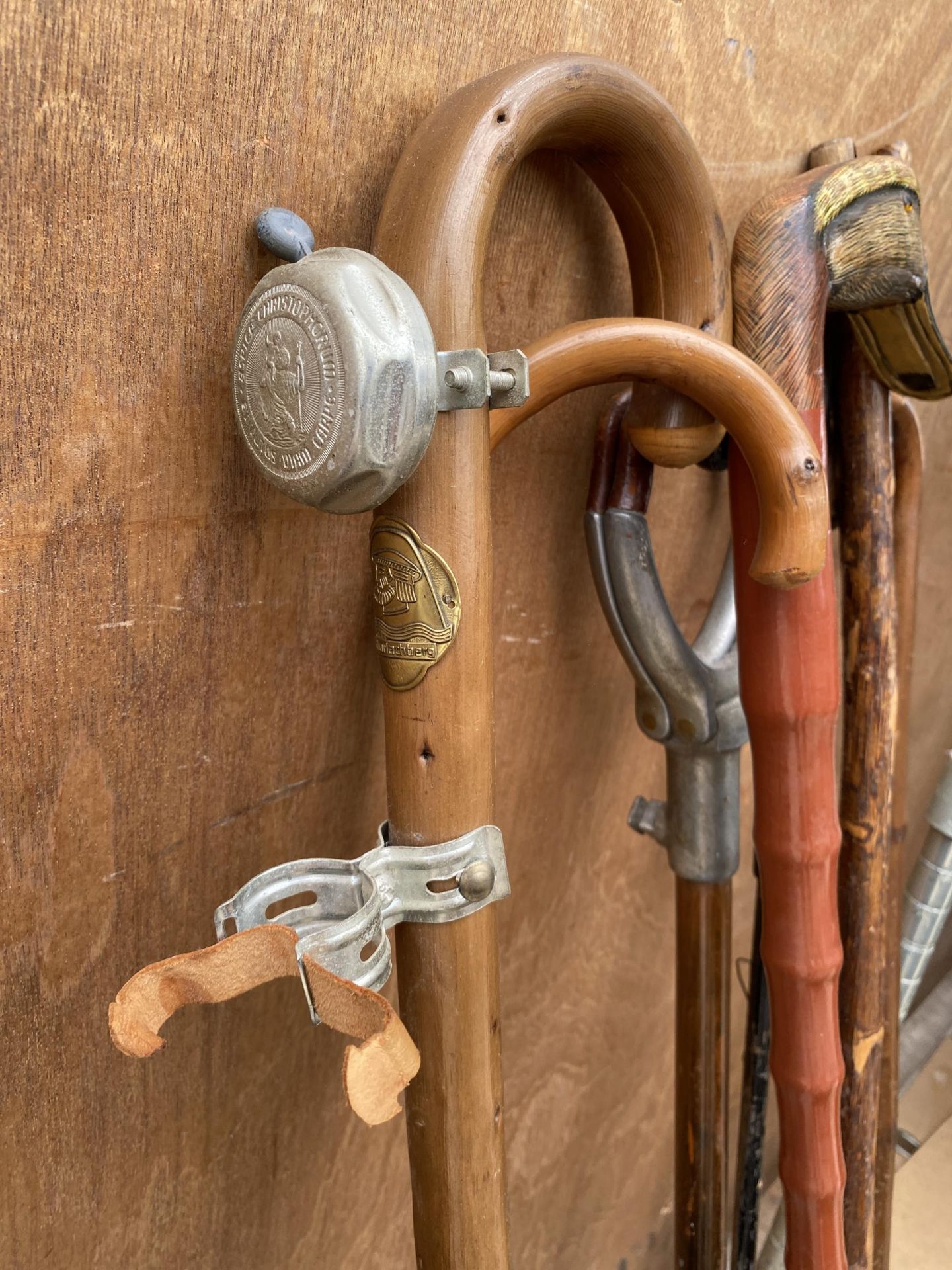 AN ASSORTMENT OF WALKING STICKS TO INCLUDE TWO SWAGGER STICKS ONE WITH A STERLING SILVER COLLAR - Image 4 of 5