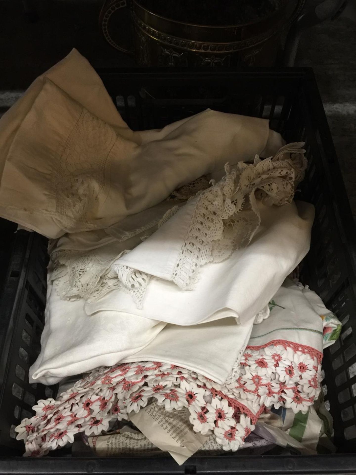 A QUANTITY OF VINTAGE LINEN AND COTTON TO INCLUDE TABLECLOTHS, PILLOW CASES, ETC